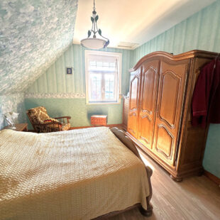 LOT DE BATIMENTS : Charmante maison habitable de plain pied + Atelier de 112m² + GARAGES