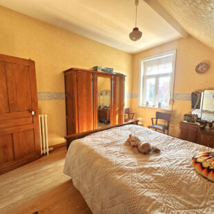 LOT DE BATIMENTS : Charmante maison habitable de plain pied + Atelier de 112m² + GARAGES