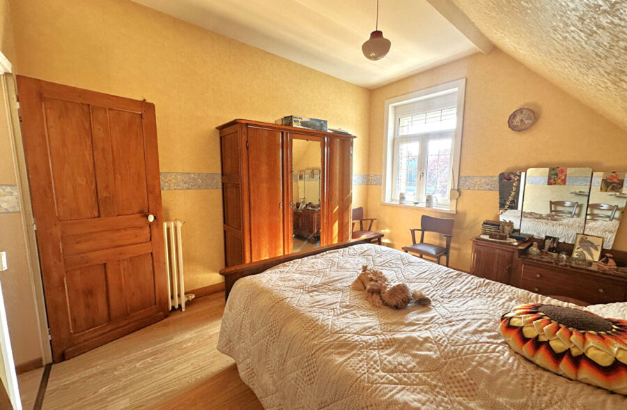 LOT DE BATIMENTS : Charmante maison habitable de plain pied + Atelier de 112m² + GARAGES