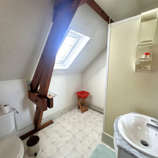 LOT DE BATIMENTS : Charmante maison habitable de plain pied + Atelier de 112m² + GARAGES