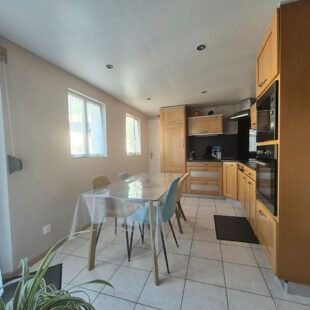 Spacieuse maison semi-individuelle