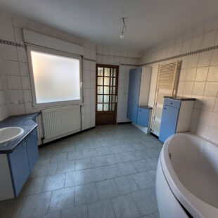 Immeuble comprenant un local commercial et un appartement.