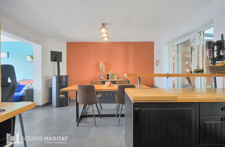 Maison individuelle sur Steenbecque avec cave, garage, dépendance.