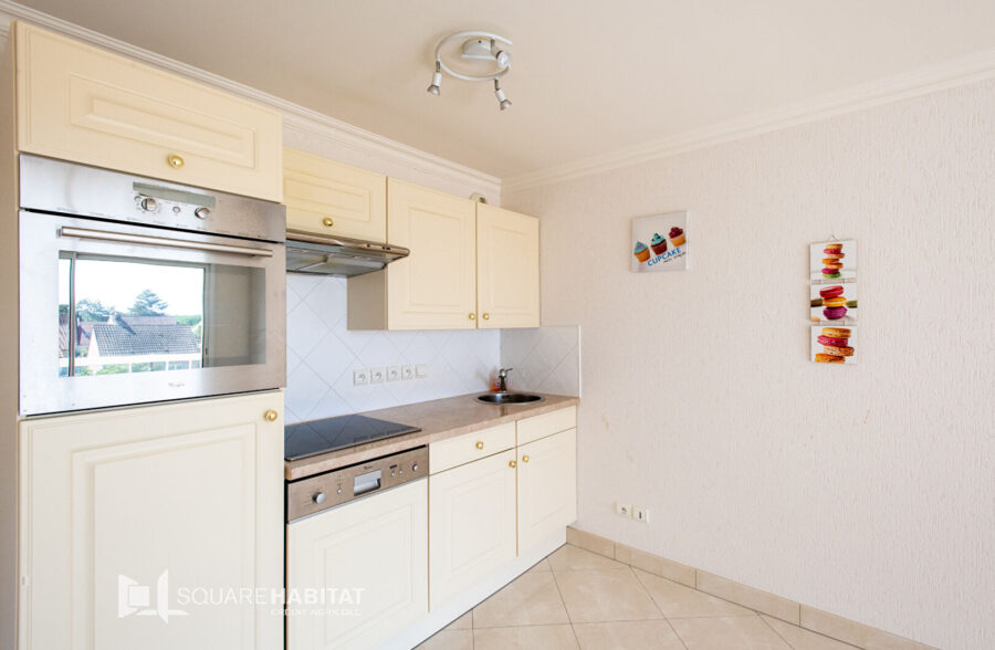 Très bel appartement 3 pièces, terrasse spacieuse plein sud et parking privé