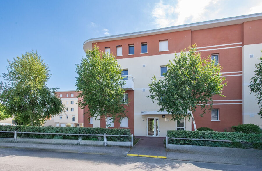 Très bel appartement 3 pièces, terrasse spacieuse plein sud et parking privé