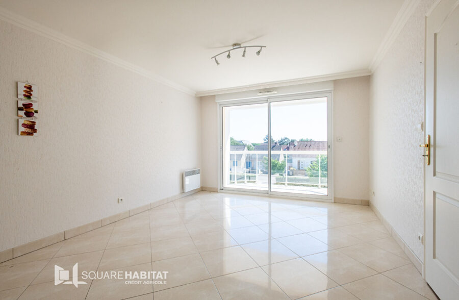 Très bel appartement 3 pièces, terrasse spacieuse plein sud et parking privé