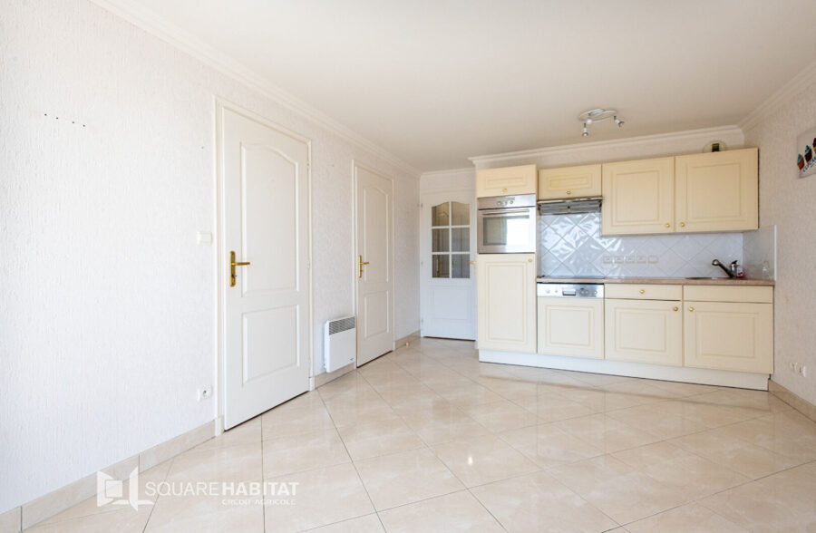 Très bel appartement 3 pièces, terrasse spacieuse plein sud et parking privé