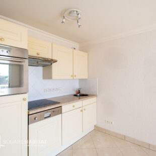 Très bel appartement 3 pièces, terrasse spacieuse plein sud et parking privé