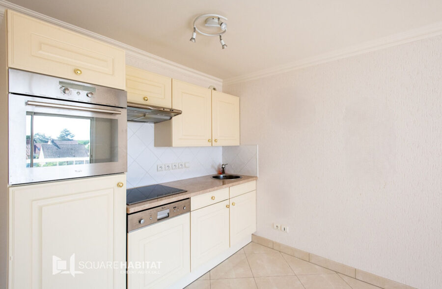 Très bel appartement 3 pièces, terrasse spacieuse plein sud et parking privé