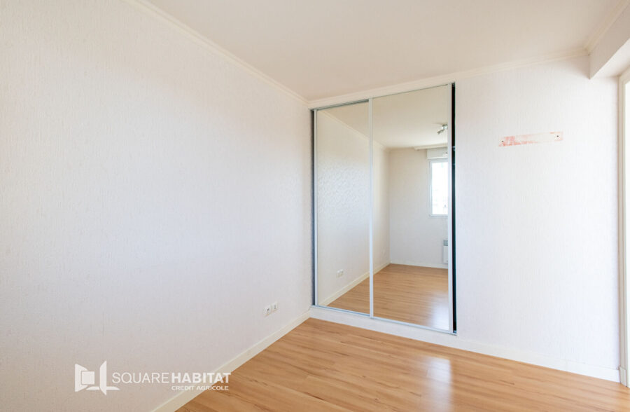 Très bel appartement 3 pièces, terrasse spacieuse plein sud et parking privé