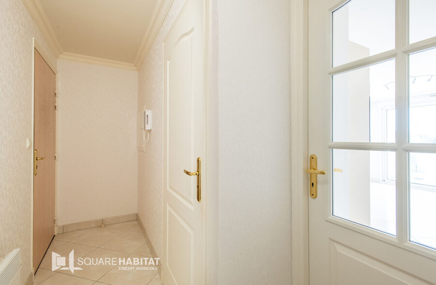 Très bel appartement 3 pièces, terrasse spacieuse plein sud et parking privé