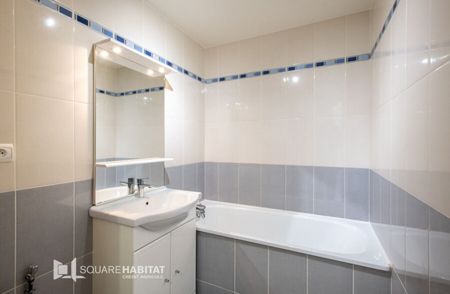 Très bel appartement 3 pièces, terrasse spacieuse plein sud et parking privé