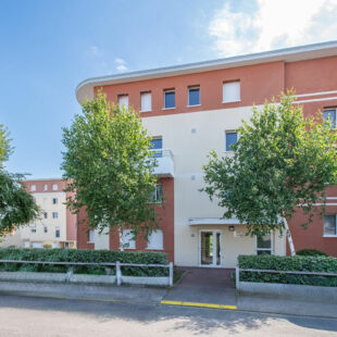 Très bel appartement 3 pièces, terrasse spacieuse plein sud et parking privé