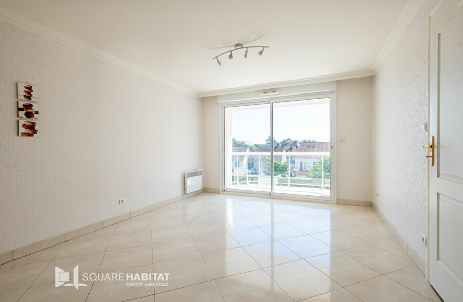 Très bel appartement 3 pièces, terrasse spacieuse plein sud et parking privé