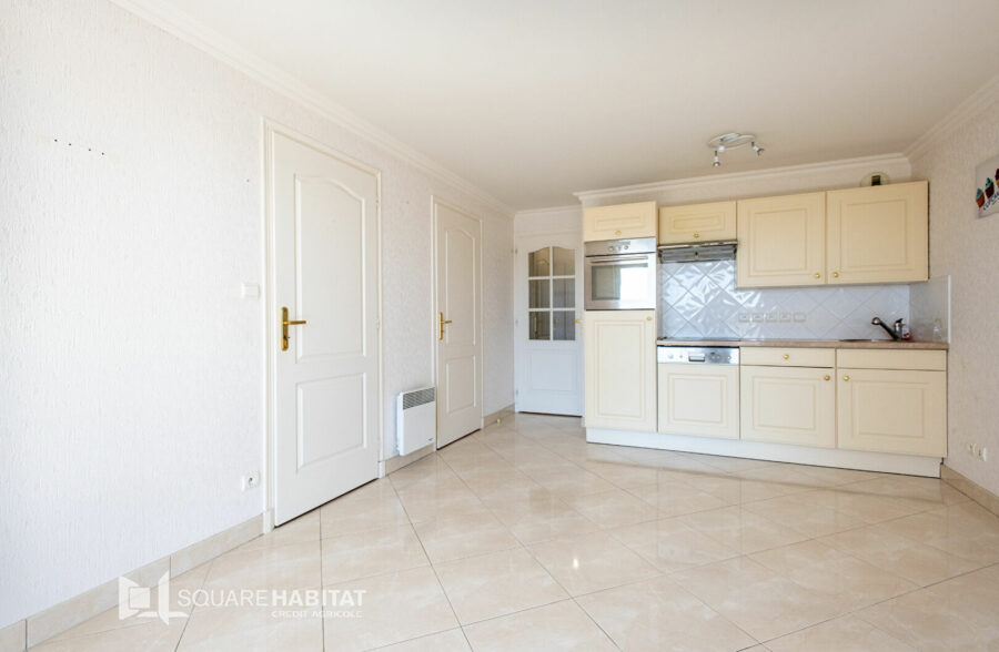 Très bel appartement 3 pièces, terrasse spacieuse plein sud et parking privé