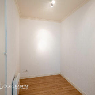 Très bel appartement 3 pièces, terrasse spacieuse plein sud et parking privé