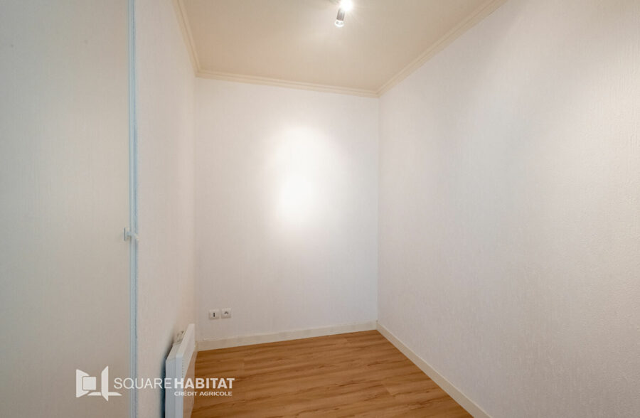 Très bel appartement 3 pièces, terrasse spacieuse plein sud et parking privé