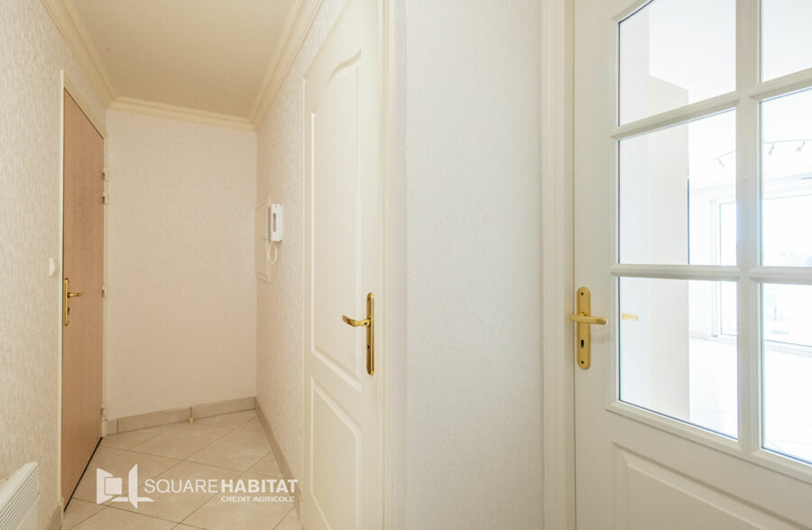 Très bel appartement 3 pièces, terrasse spacieuse plein sud et parking privé