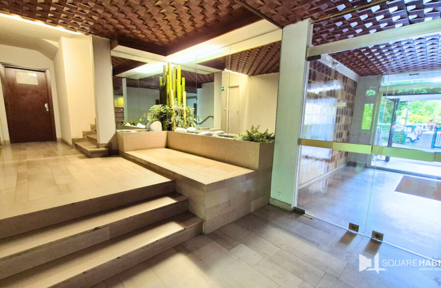 BOTANIQUE PROCHE TRAMWAY APPARTEMENT T1bis AVEC BALCON PARKING ET CAVE