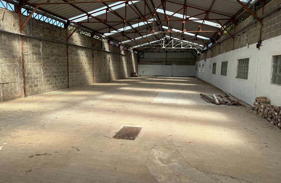 ENTREPOT DE 650 M²  Sous compromis 