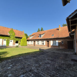 Corps de ferme à rénover sur 7000 m² à Hazebrouck