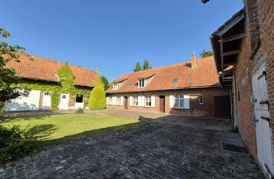 Corps de ferme à rénover sur 7000 m² à Hazebrouck