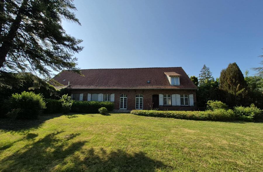 Corps de ferme à rénover sur 7000 m² à Hazebrouck