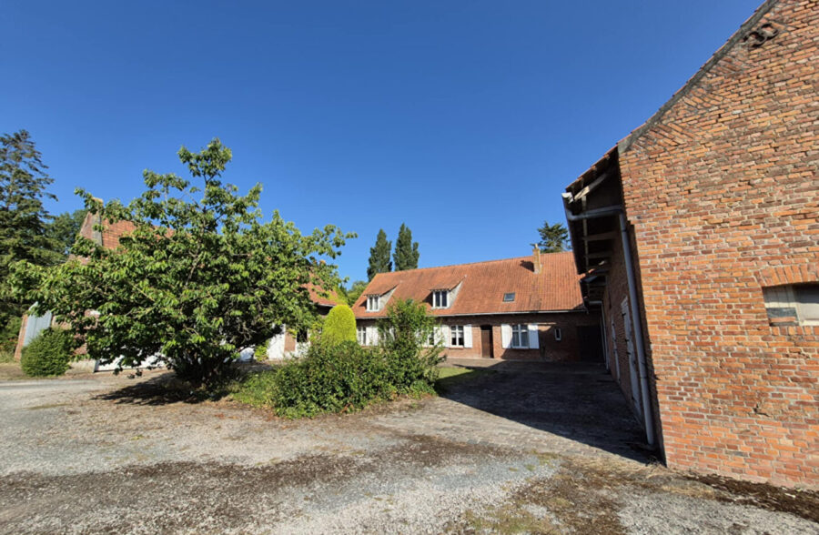 Corps de ferme à rénover sur 7000 m² à Hazebrouck