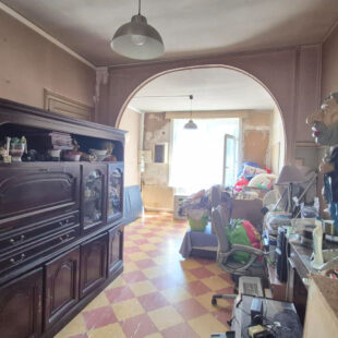Maison à conforter avec de beaux volumes, 4 chambres et un jardin.