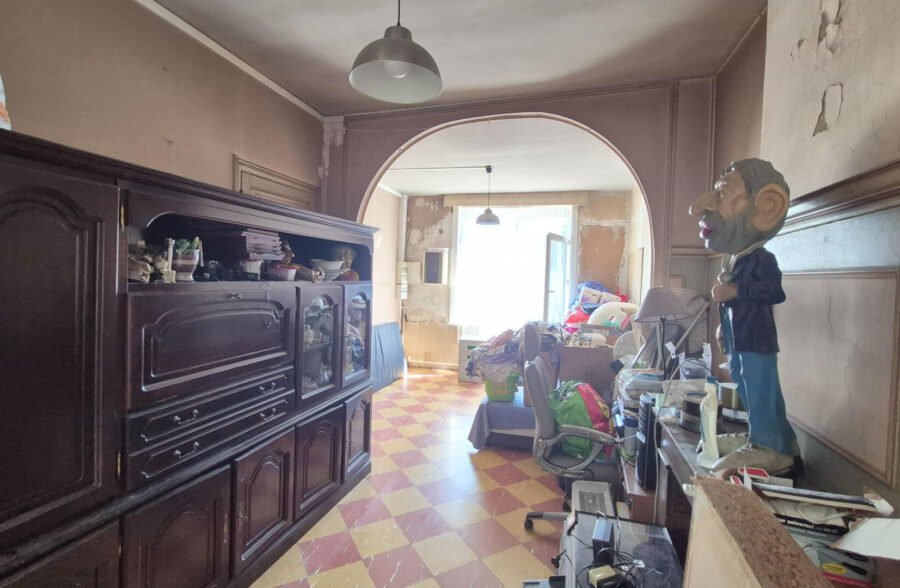 Maison à conforter avec de beaux volumes, 4 chambres et un jardin.