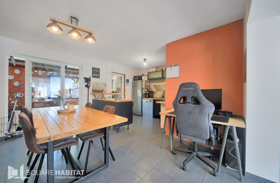 Maison individuelle sur Steenbecque avec cave, garage, dépendance.