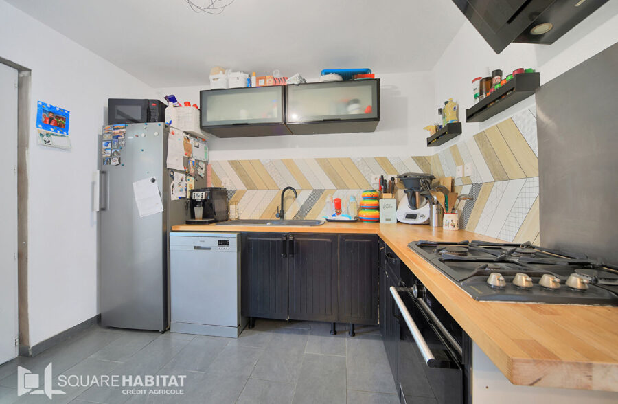 Maison individuelle sur Steenbecque avec cave, garage, dépendance.
