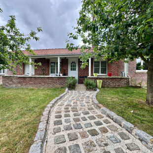 Maison de plain pied dans village prisé