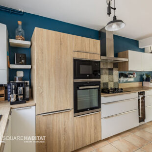 MAISON SEMIE-INDIVIDUELLE EN LOTISSEMENT – 3 CHAMBRES – GARAGE – JARDIN ORIENTÉ SUD