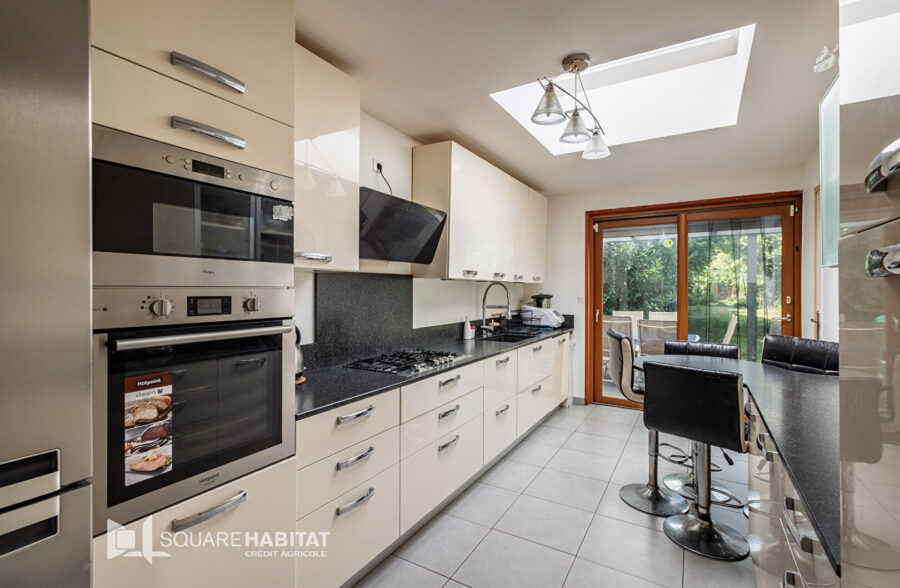 Lomme proche métro : maison 5 chambres, bureau, garage et grand jardin