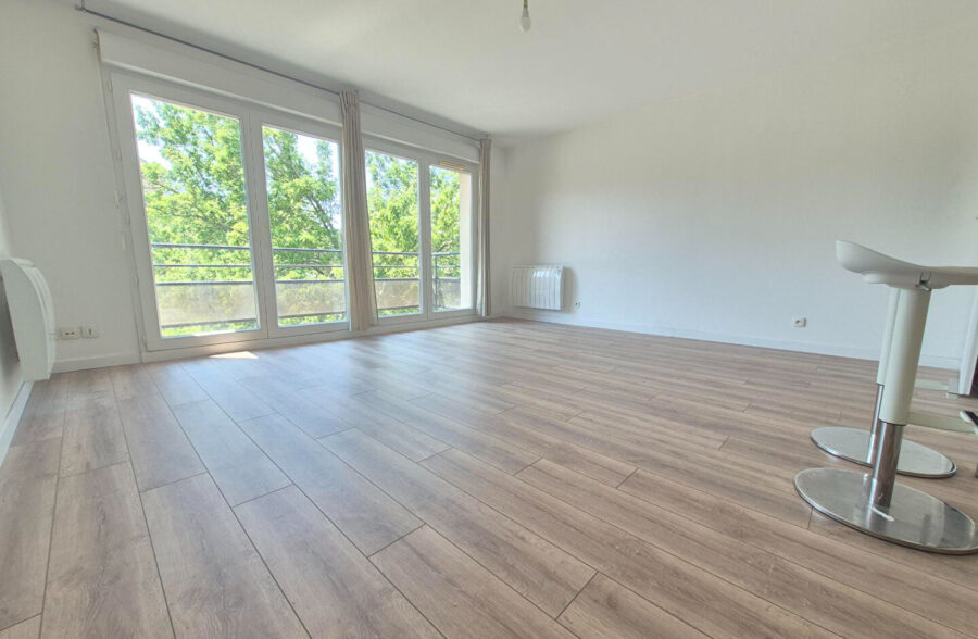 LILLE GAMBETTA / SEBASTOPOL: Type 2 lumineux d’environ 48m² avec balcon et garage