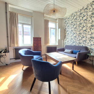 Maison pleine de cachet avec cheminée et parquet en chevron