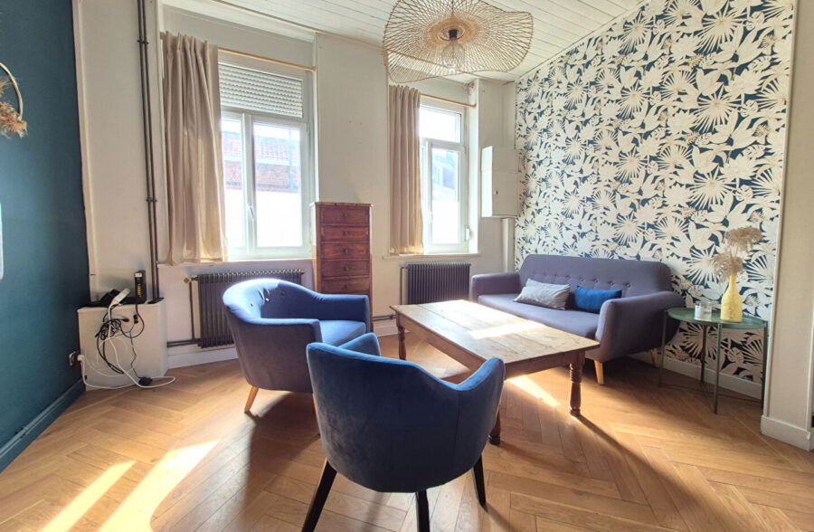 Maison pleine de cachet avec cheminée et parquet en chevron