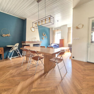 Maison pleine de cachet avec cheminée et parquet en chevron