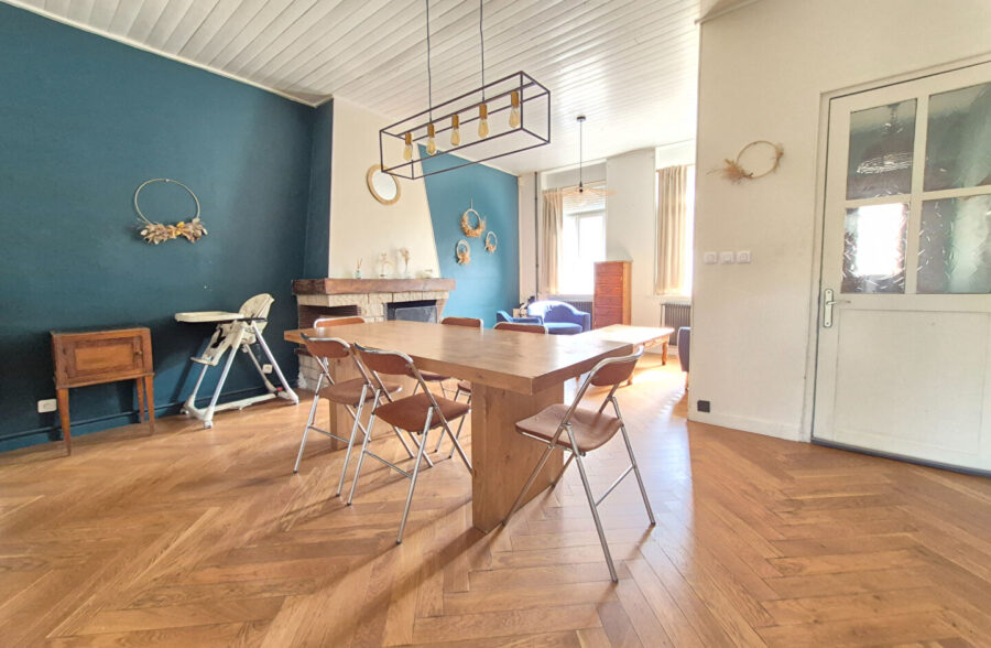 Maison pleine de cachet avec cheminée et parquet en chevron