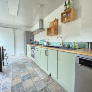 Maison pleine de cachet avec cheminée et parquet en chevron