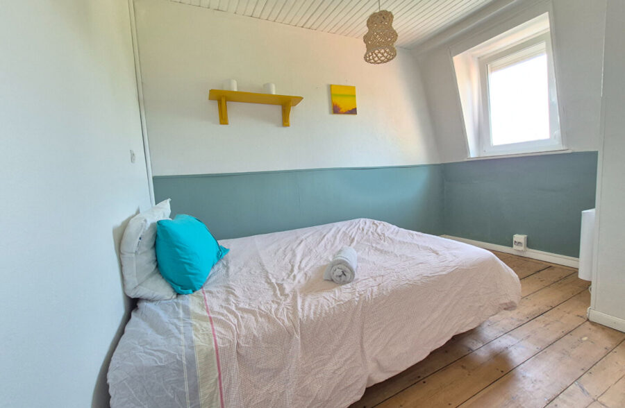 Maison pleine de cachet avec cheminée et parquet en chevron