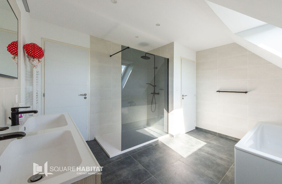 PAVILLON SEMI PLAIN PIED  4 CHAMBRES DE 156 M²