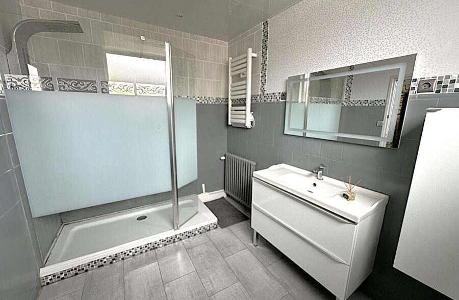 Maison 153m² – 3 chambres, dépendance et hangar.