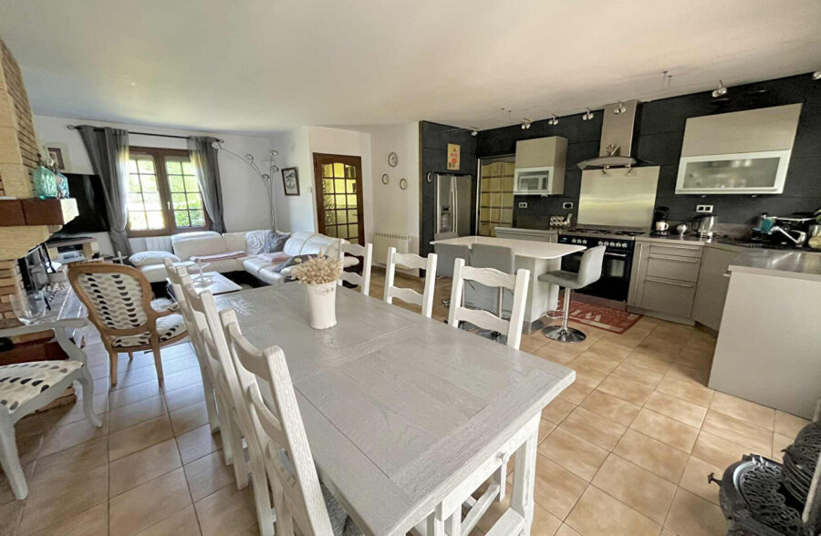 Maison individuelle avec studio indépendant et piscine