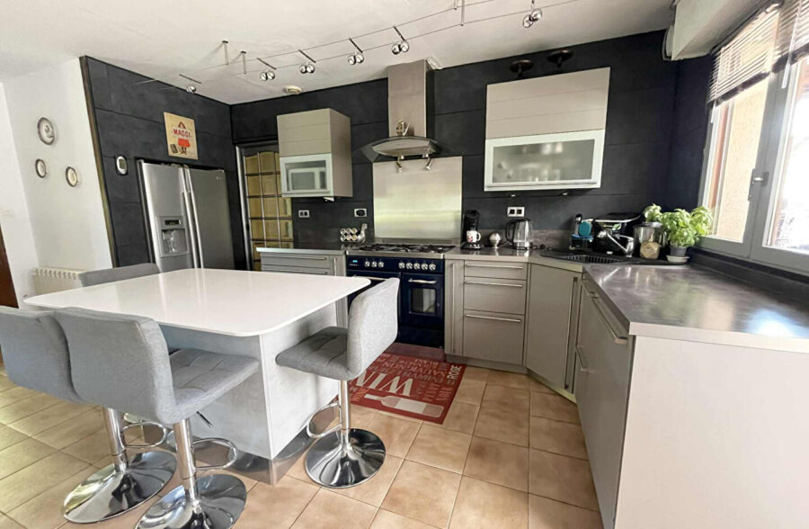 Maison individuelle avec studio indépendant et piscine