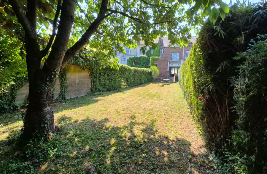 Proximité immédiate de la Deûle, belle maison des années 30 avec 4 chambres et magnifique jardin