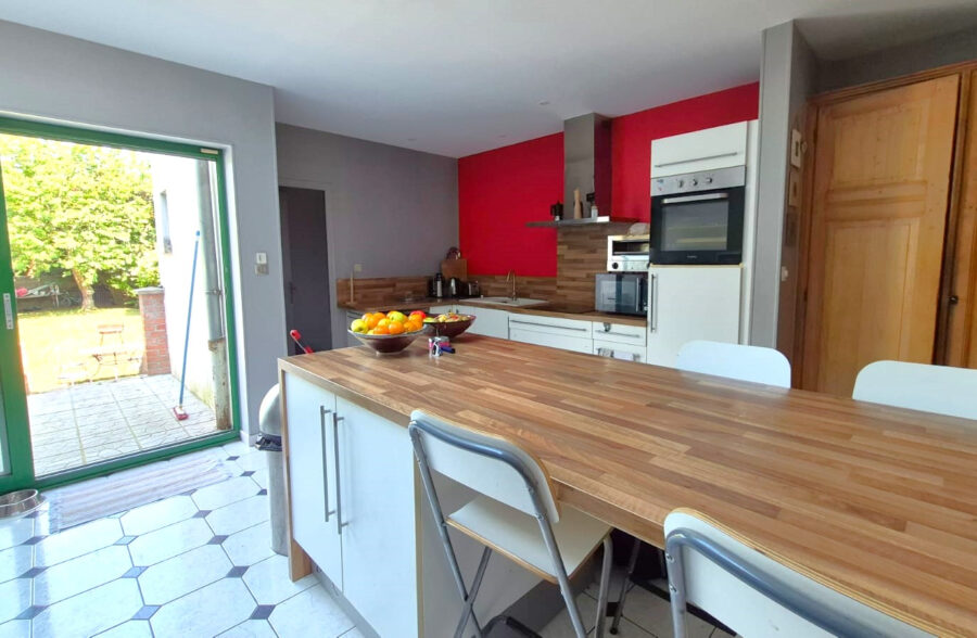 Proximité immédiate de la Deûle, belle maison des années 30 avec 4 chambres et magnifique jardin