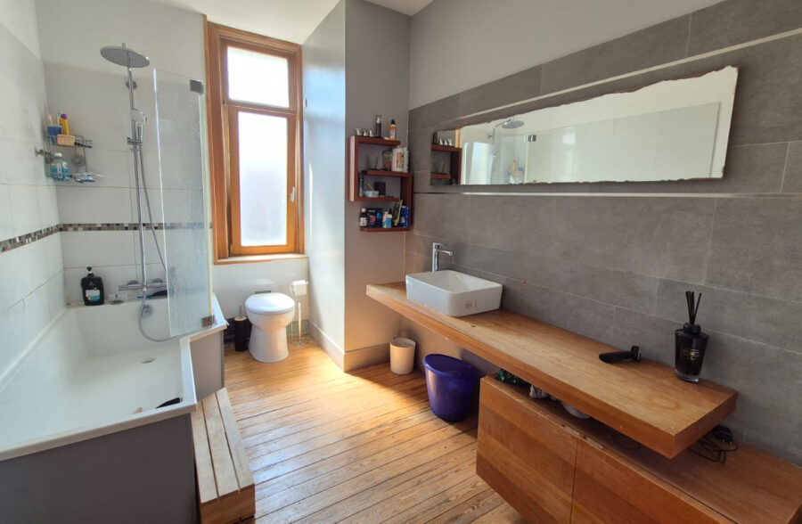 Proximité immédiate de la Deûle, belle maison des années 30 avec 4 chambres et magnifique jardin