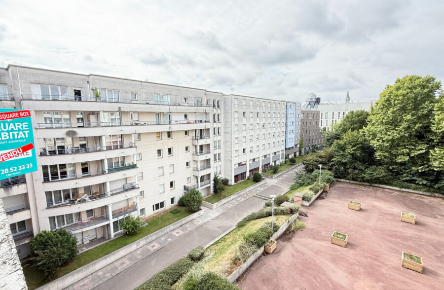 LILLE VAUBAN IESEG : Type 2 de 50m²  rénové avec terrasse et place de parking